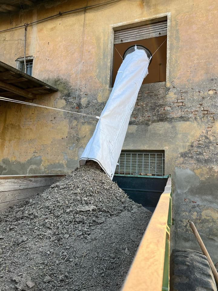 Goulotte à gravats flexible Stortslurf® en cours d'utilisation sur un chantier