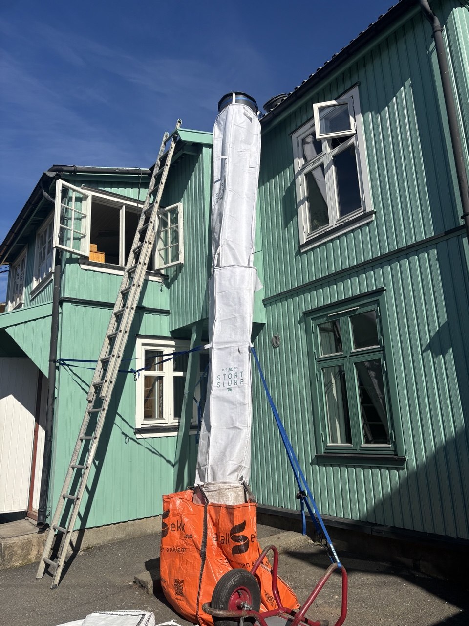 Goulotte à gravats flexible Stortslurf® Ø50 cm posée sur un chantier