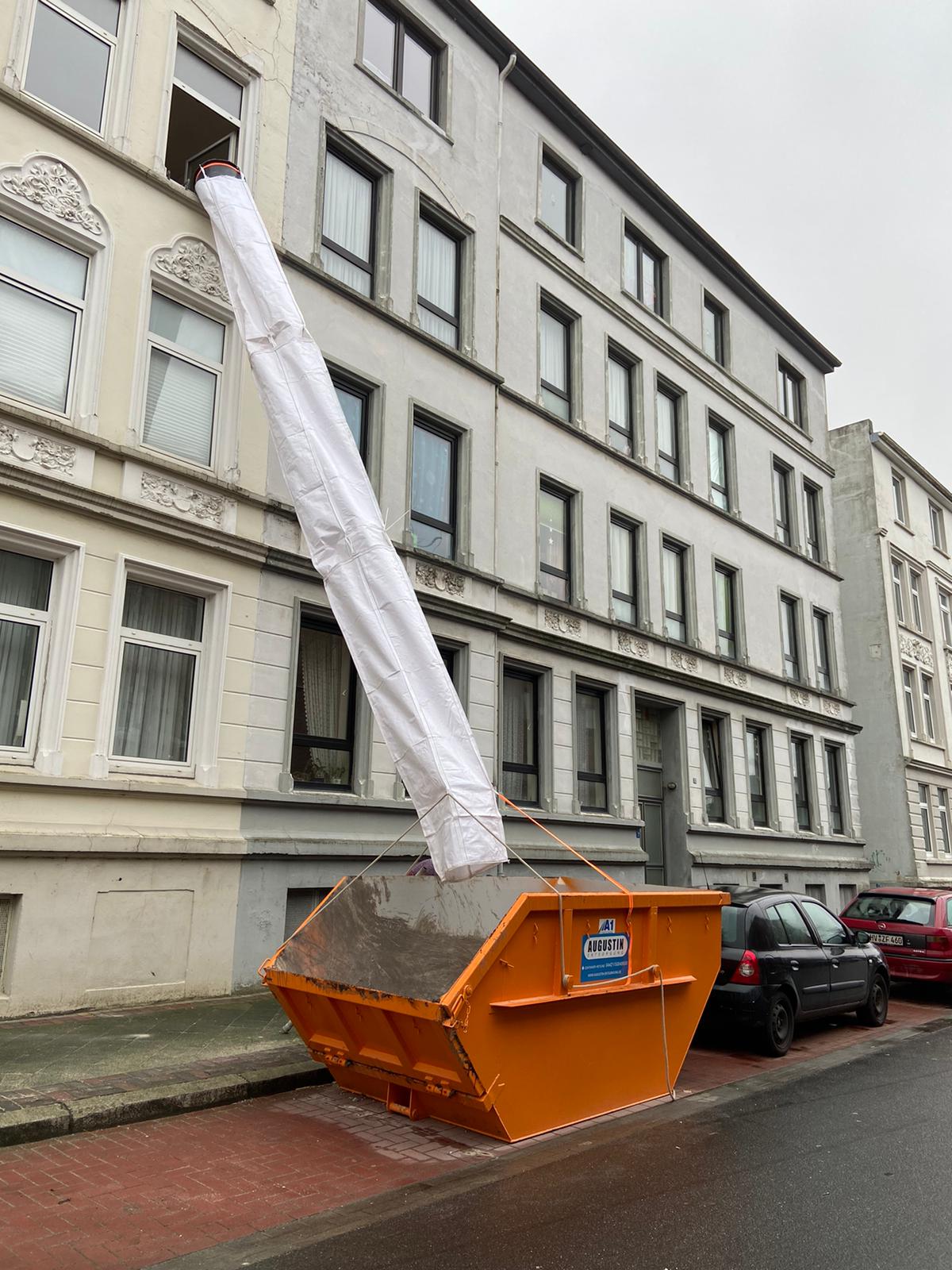 Goulotte à gravats flexible Stortslurf® en cours d'utilisation sur un chantier