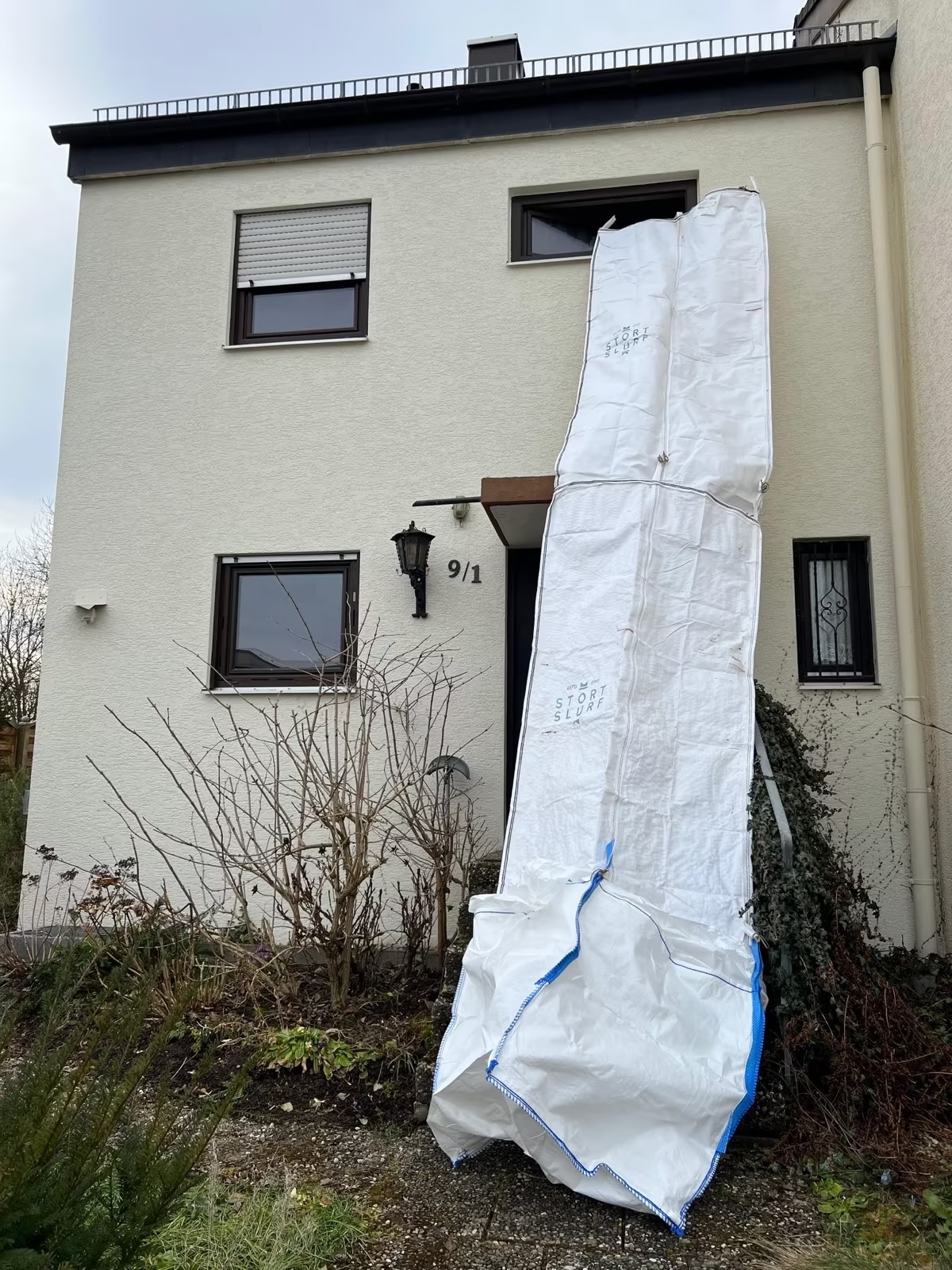 Goulotte à gravats Stortslurf® XL Ø80 cm posée sur le sol d'un chantier