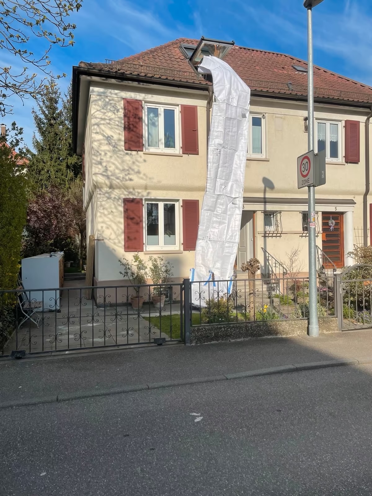 Goulotte à gravats Stortslurf® XL (Ø 80 cm) posée sur le sol