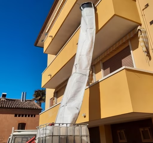 Goulotte à gravats flexible Stortslurf® en cours d'utilisation